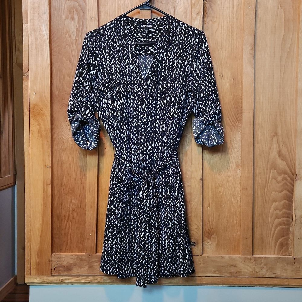 Express Belted V-Neck 3/4 Sleeve Button Up Mini Dress, Medium, Black & White